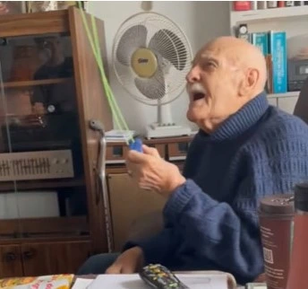 elderly guy enjoys Orbi WizLoop